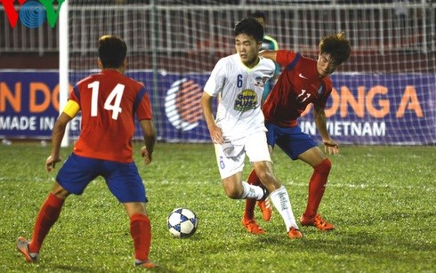 Xuân Trường (áo trắng) và các đồng đội bất lực trước U19 Hàn Quốc. (Ảnh: Bích Thùy). 