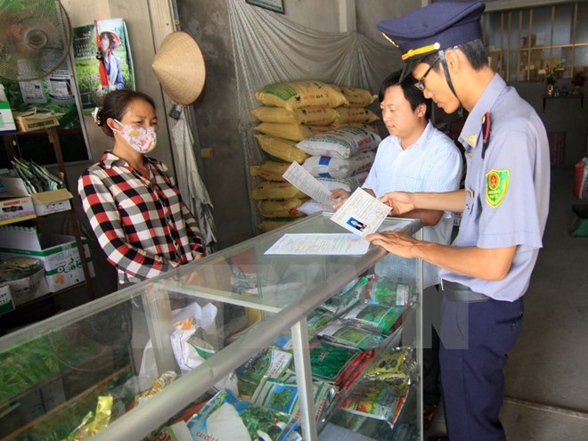 Cán bộ Chi cục bảo vệ thực vật Hưng Yên kiểm tra một cửa hàng kinh doanh thuốc bảo vệ thực vật. (Ảnh: Vũ Sinh/TTXVN)