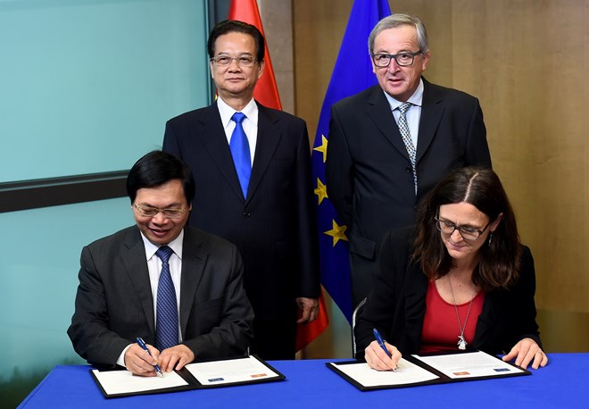 Bộ trưởng Công Thương Vũ Huy Hoàng và Cao ủy Thương mại EU Cecilia Malmstrom ký Tuyên bố về việc chính thức kết thúc đàm phán EVFTA. (Nguồn: AFP)