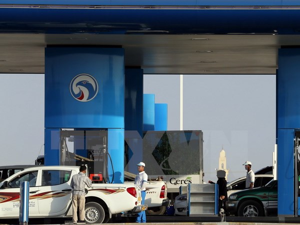 Người dân đổ xăng tại trạm xăng ở Dubai, Các tiểu vương quốc Arab thống nhất (UAE) ngày 24/11. (Nguồn: AFP/TTXVN)