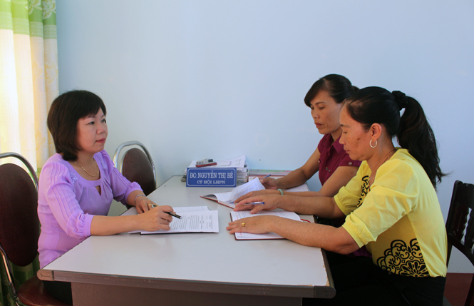 Chị Nguyễn Thị Bé đang cùng tổ trưởng các tổ tiết kiệm và vay vốn của xã triển khai công tác ủy thác cho vay.