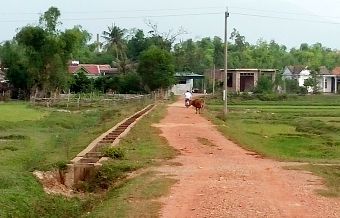 Nhiều tuyến đường giao thông liên thôn, liên xã ở Quảng Hưng vẫn chưa được bê tông hóa.