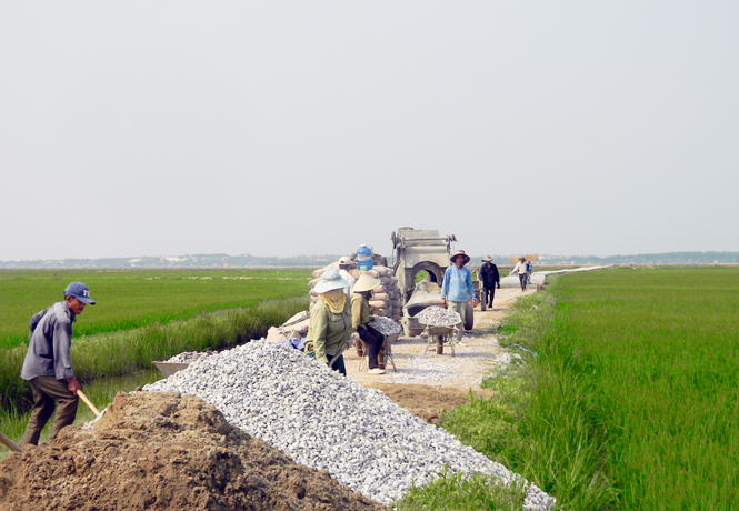 Nhân dân xã Lộc Thủy (huyện Lệ Thủy) làm đường giao thông nông thôn. Ảnh: V.M