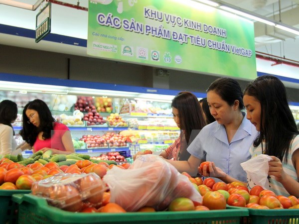 Người tiêu dùng mua sắm tại siêu thị Coopmart Thành phố Hồ Chí Minh. (Nguồn: TTXVN)