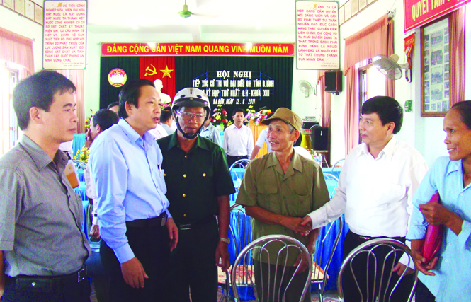 Ảnh 2 : Đoàn đại biểu Quốc hội tỉnh tiếp xúc với cử tri trên địa bàn thị xã Ba Đồn. Ảnh: p.v