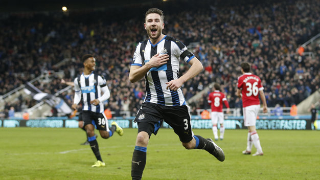 Niềm vui của Dummett sau khi gỡ hòa 2-2 cho Newcastle. Ảnh: Reuters
