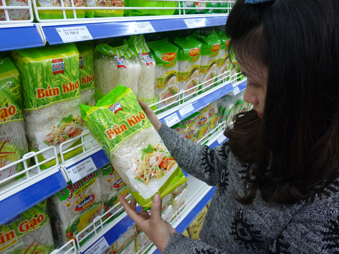 Ảnh 1 : Người tiêu dùng lựa chọn sản phẩm do các doanh nghiệp trong nước sản xuất