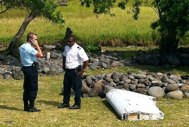 Mảnh vỡ máy bay được nghi là của MH370 trôi dạt trên đảo Reunion ở Ấn Độ Dương ngày 29-7-2015. (Ảnh: AFP/TTXVN)