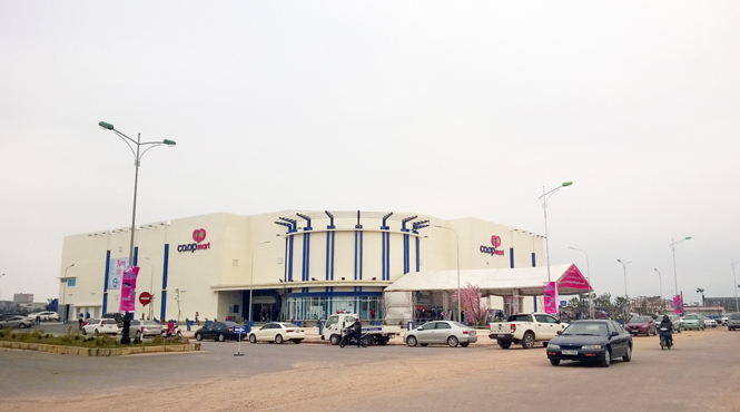Co.opmart Quảng Bình trong ngày mở cửa bán hàng.