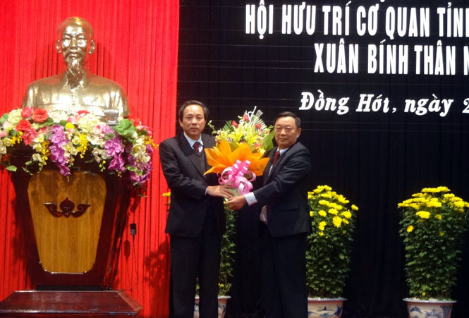 Đồng chí Bí thư Tỉnh uỷ tặng hoa chúc mừng Hội hưu trí cơ quan Tỉnh ủy.