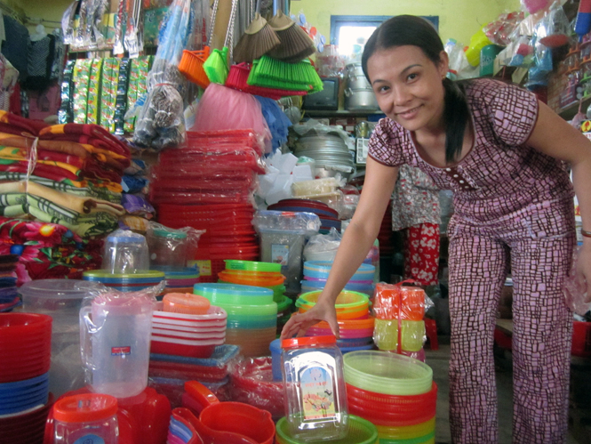 Hàng Việt Nam được bày bán rất nhiều tại các chợ trên địa bàn huyện Lệ Thủy.