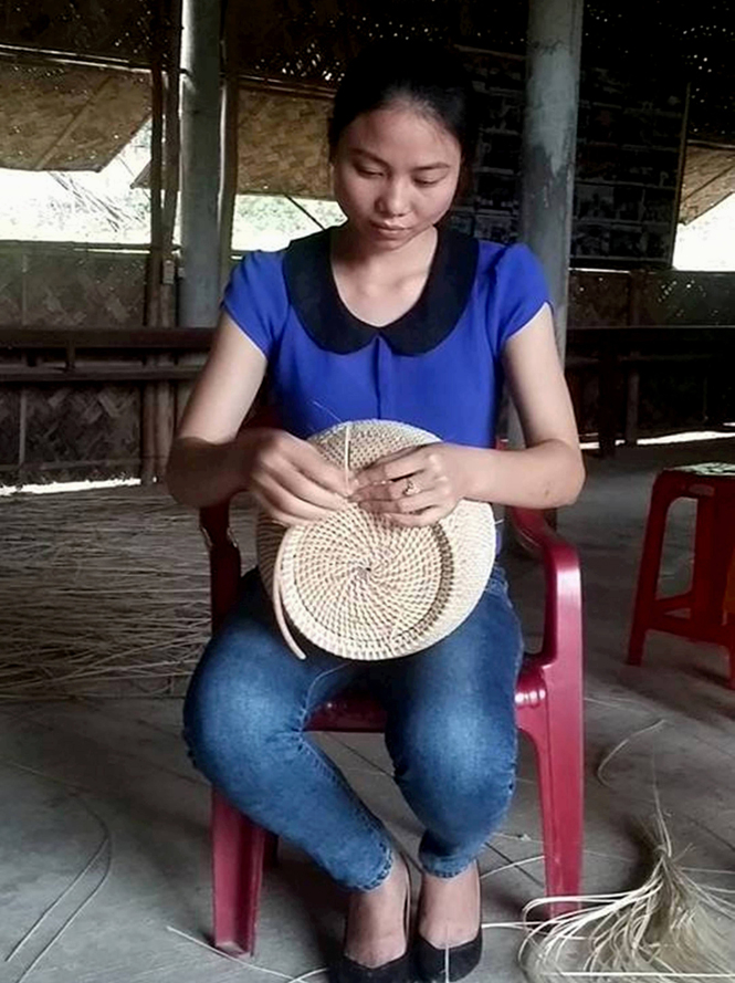 Chị Hoàng Thị Mai luôn cố gắng tìm tòi, học hỏi để tạo ra nhiều sản phẩm mới.