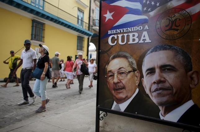 Tấm biển có hình ảnh của Tổng thống Mỹ Barack Obama và Chủ tịch Cuba Raul Castro cùng hàng chữ Chào mừng bạn đến Cuba ở lối vào của một nhà hàng ở trung tâm thành phố La Habana ngày 17/3. (Nguồn: Reuters)