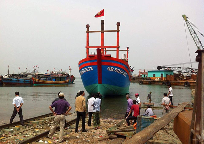 Ngư dân xã Thanh Trạch hạ thủy tàu đóng mới theo Nghị định 67 của Chính phủ.
