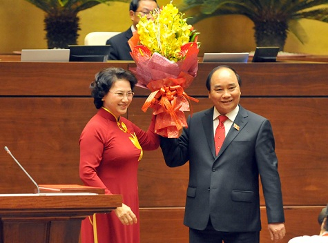 Chủ tịch Quốc hội Nguyễn Thị Kim Ngân tặng hoa chúc mừng Thủ tướng Nguyễn Xuân Phúc.