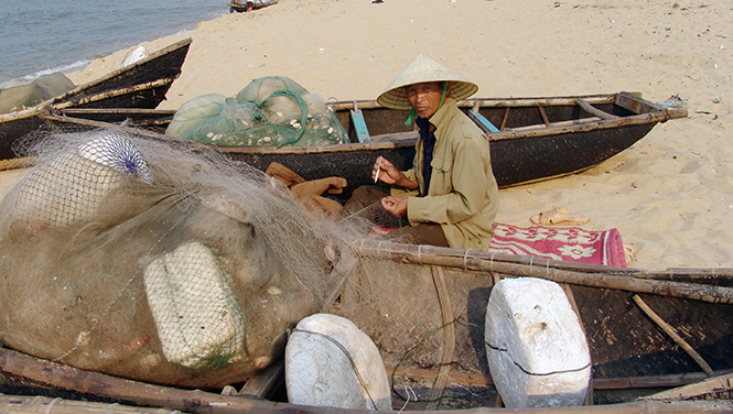 Phương thức sản xuất của ngư dân vùng bãi ngang còn lạc hậu.