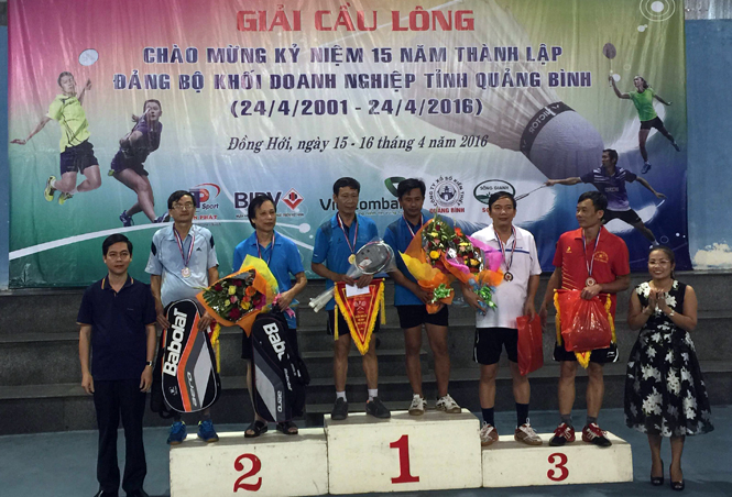 Đại diện Thường trực Đảng ủy Khối Doanh nghiệp tỉnh trao giải nhất, nhì, ba nội dung đôi nam.