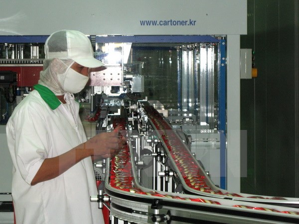 Một dây chuyền của Công ty cổ phần Lotte-Bibica. (Ảnh: Dương Chí Tưởng/TTXVN)
