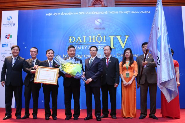 Phó Thủ tướng Vũ Đức Đam trao Huân chương Lao động hạng Nhì cho VINASA. Ảnh: VGP/Đình Nam