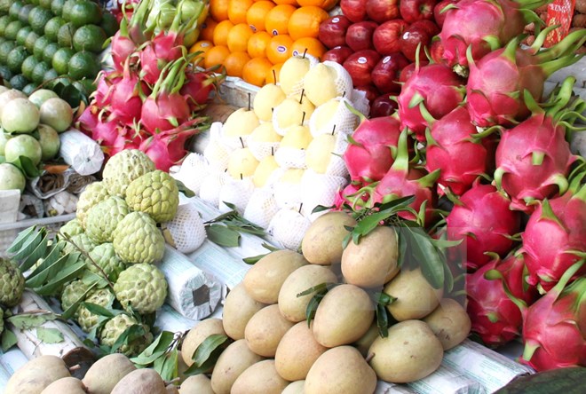 Vào mùa nóng, người dân cần tăng cường ăn hoa quả để tăng sức đề kháng của cơ thể. (Ảnh: TTXVN/Vietnam+)