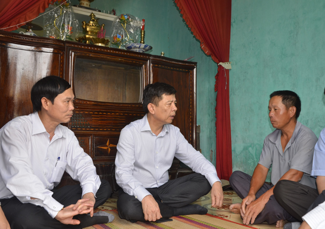 Đồng chí Chủ tịch UBND tỉnh thăm hỏi ngư dân xã Đức Trạch.