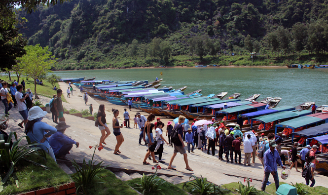 Khách du lịch tham quan Động Phong Nha tăng đột biến.