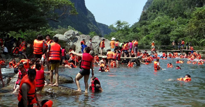 Lượng khách đến tham quan suối nước Moọc tăng đột biến.