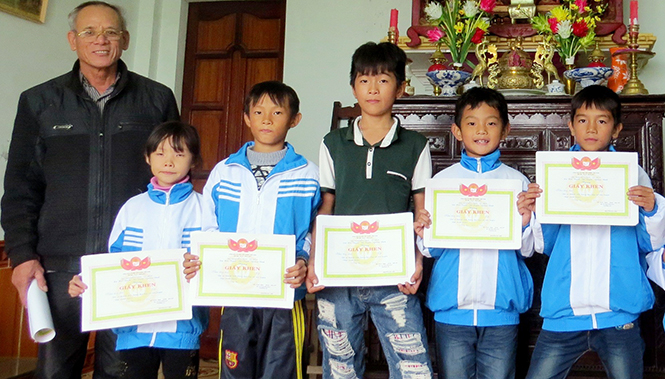  Hàng năm, các dòng họ hiếu học ở xã Hải Trạch đều khen thưởng con em có thành tích cao trong học tập.  