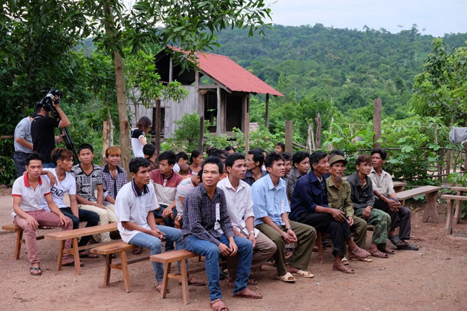 Đồng bào dân tộc Vân Kiều ở các bản P.Loang, Rìn Rìn, Dốc Mây dự lễ khai mạc tại khu vực bỏ phiếu số 7