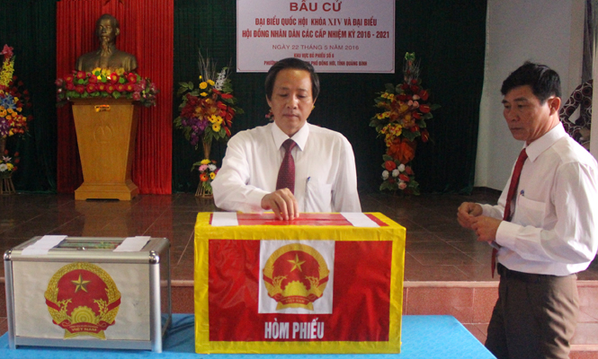 Đồng chí Hoàng Đăng Quang, Ủy viên Trung ương Đảng, Bí thư Tỉnh ủy, Chủ tịch HĐND tỉnh, Trưởng đoàn Đại biểu Quốc hội tỉnh, Trưởng Ban Chỉ đạo bầu cử tỉnh bỏ phiếu tại KVBC số 6