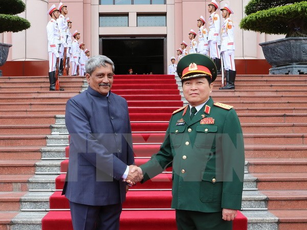 Bộ trưởng Quốc phòng Ngô Xuân Lịch và Bộ trưởng Quốc phòng Manohar Parrika trước cuộc hội đàm. (Ảnh: Trọng Đức/TTXVN)