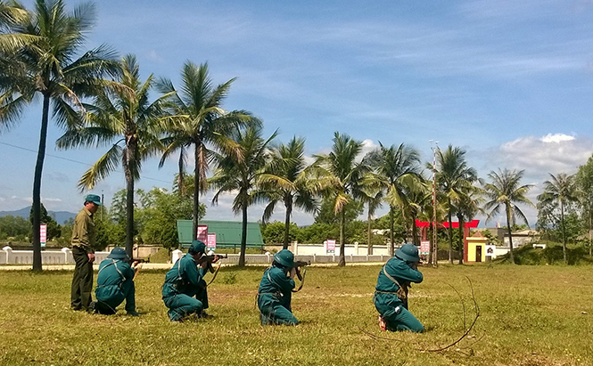  Lực lượng tự vệ các cơ quan, đơn vị huấn luyện kỹ thuật bắn súng tiểu liên AK. Ảnh: A.T