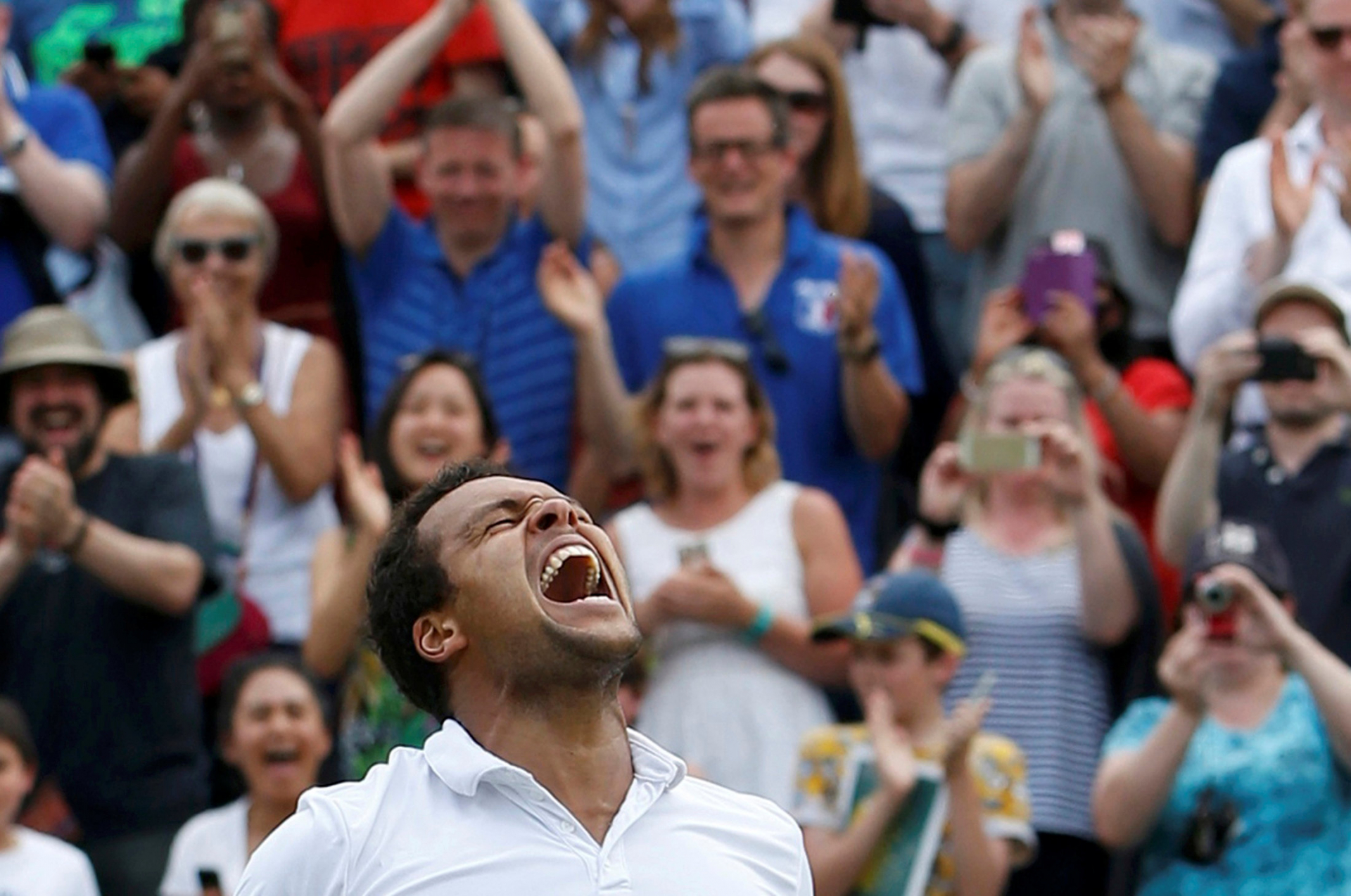  Tsonga đánh bại Isner sau cuộc chiến marathon nghẹt thở. Ảnh: Reuters