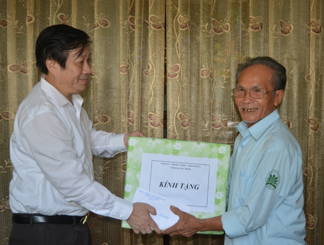 Đồng chí Nguyễn Xuân Quang, Ủy viên Ban Thường vụ Tỉnh ủy, Phó Chủ tịch Thường trực UBND tặng quà cho thương binh 1/4 Nguyễn Văn Giáo (ở thôn Bắc Ngũ, xã Gia Ninh)