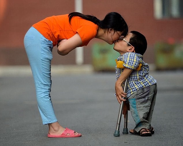 Cặp đôi hạnh phúc Dong Zhijun và Yuan Wanyu. (Nguồn: .dailymail.co.uk)