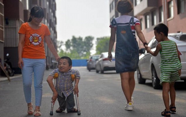 Hai vợ chồng chia sẻ với nhau mọi việc trong cuộc sống. (Nguồn: .dailymail.co.uk)