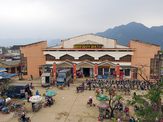 Chợ Quy Đạt vẫn còn họp theo phiên như thường lệ.