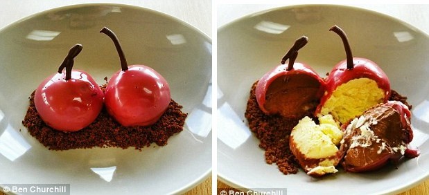  Đây là chiếc bánh gatô black forest làm từ các nguyên liệu như sôcôla, kem, rượu anh đào, men anh đào và mang hình dáng hai quả anh đào. (Nguồn: Dailymail)