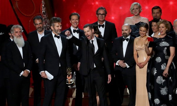 Hai nhà sản xuất David Benioff và DB Weiss nhận giải Phim truyền hình chính kịch xuất sắc nhất cho 'Game of Thrones.' (Nguồn: Reuters)