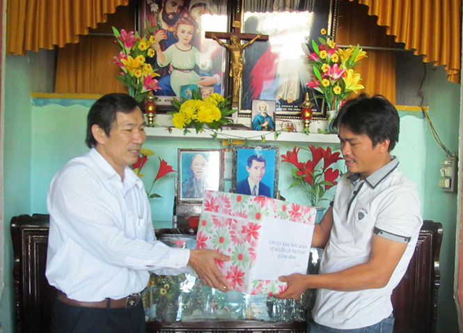 Đại diện lãnh đạo Sở Nông nghiệp-PTNT đến thăm, động viên một chủ tàu cá ở phường Quảng Phúc (Ba Đồn) có tàu bị nạn nhưng do không mua bảo hiểm nên gặp nhiều khó khăn.