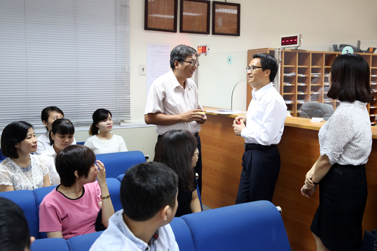  Phó Thủ tướng Vũ Đức Đam trao đổi với các DN đến giao dịch tại Cục Sở hữu trí tuệ. Ảnh: VGP/Đình Nam