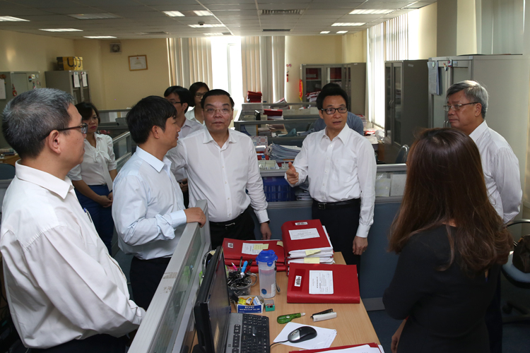 Phó Thủ tướng Vũ Đức Đam traođổi với lãnh đạo Bộ KH&CN tại Phòng Sáng chế 2, Cục SHTT. Ảnh: VGP/Đình Nam