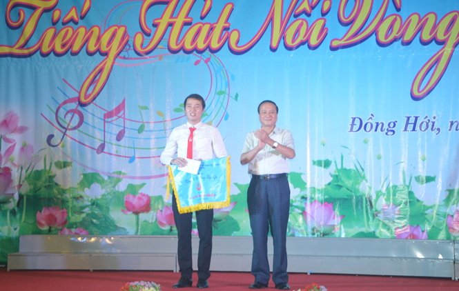 Đồng chí Trần Văn Tuân, Ủy viên Ban Thường vụ Tỉnh ủy, Chủ tịch Ủy ban MTTQVN tỉnh trao giải nhất cho đội văn nghệ Tỉnh đoàn.
