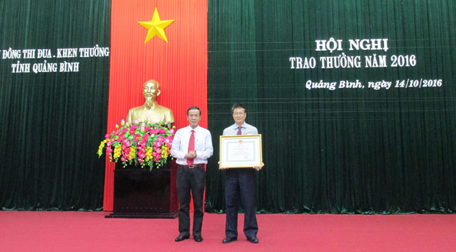 Thừa ủy quyền của Chủ tịch nước đồng chí Trần Công Thuật, Phó Bí thư thường trực Tỉnh ủy trao Huân chương Độc lập hạng Nhì cho đồng chí Lương Ngọc Bính, nguyên ủy viên Trung ương Đảng, nguyên Bí Thư Tỉnh ủy vì đã có thành tích xuất sắc trong công tác góp phần vào sự nghiệp xây dựng chủ nghĩa xã hội và bảo vệ Tổ quốc.