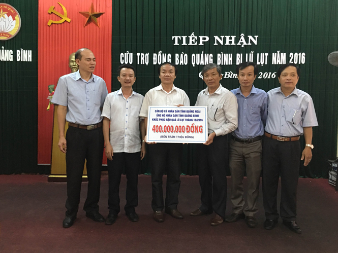 Đại diện Uỷ ban MTTQVN tỉnh tiếp nhận cứu trợ của đoàn công tác tỉnh Quãng Ngãi.