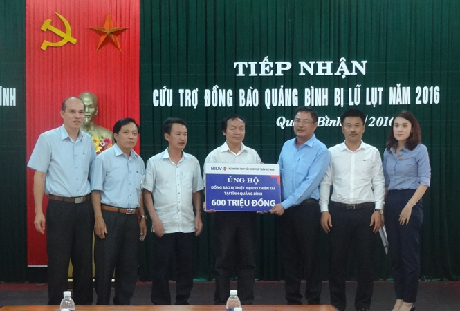 Đại diện Uỷ ban MTTQVN tỉnh tiếp nhận cứu trợ từ BIDV