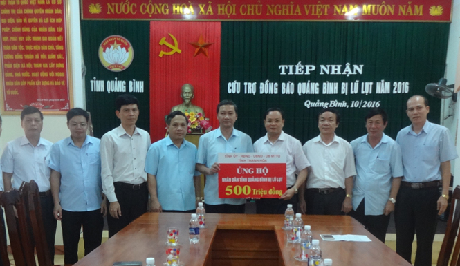 Đồng chí Lê Minh Ngân, Tỉnh ủy viên, Phó Chủ tịch UBND tỉnh tiếp nhận cứu trợ của Thanh Hóa