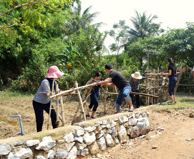  Các thành viên trong đoàn tham gia làm vệ sinh cho gia đình bị thiệt hại sau mưa lũ
