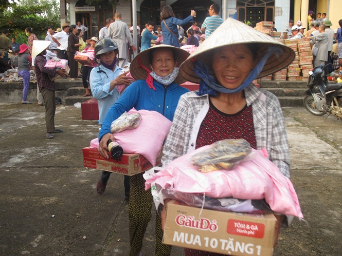Người dân vui mừng khi nhận được những phần quà ý nghĩa