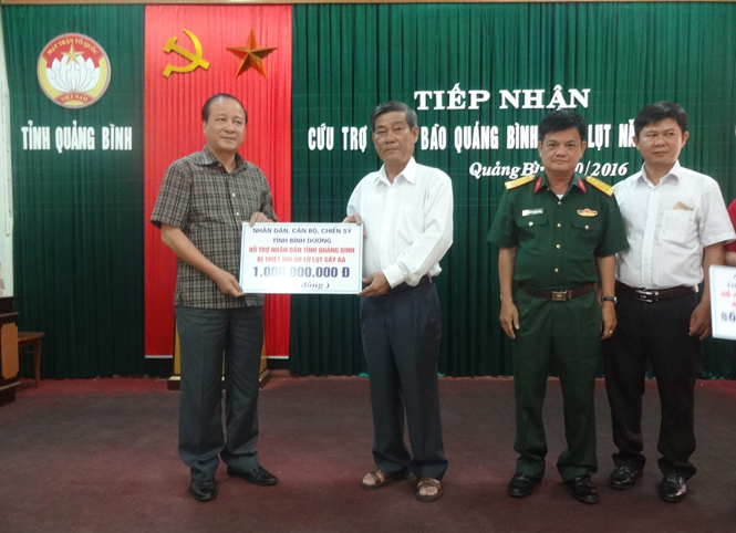 Đồng chí Trần Văn Tuân, Ủy viên Ban Thường vụ Tỉnh ủy, Chủ tịch Ủy ban MTTQVN tỉnh tiếp nhận cứu trợ từ tỉnh Bình Dương